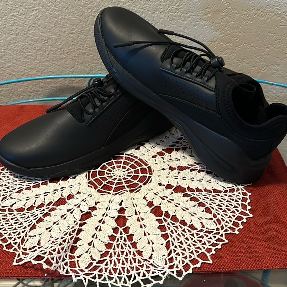 Clove sneakers. Mens/womens. New but no box. Compared to Hokas!  Size 8